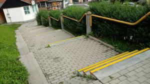stopnice Interdiskont - rumeni trakovi 1